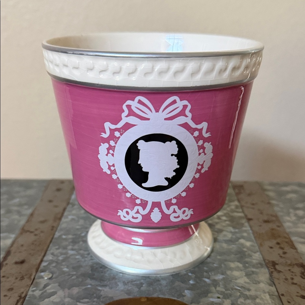 Cameo by Seda France Elegant Pink and White Decorative Candle Rare